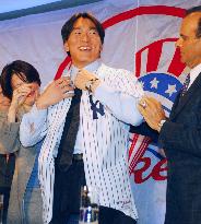 (2)Yankees present Matsui in jam-packed news conference